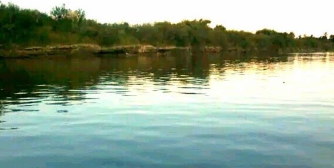 Intensa búsqueda de un adolescente desaparecido en aguas del río Salado