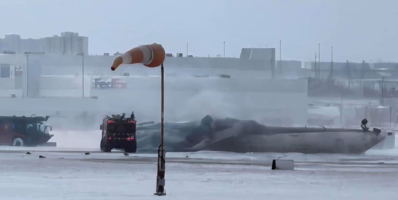Un avión de Delta Air Lines volcó durante el aterrizaje: dejó 17 heridos