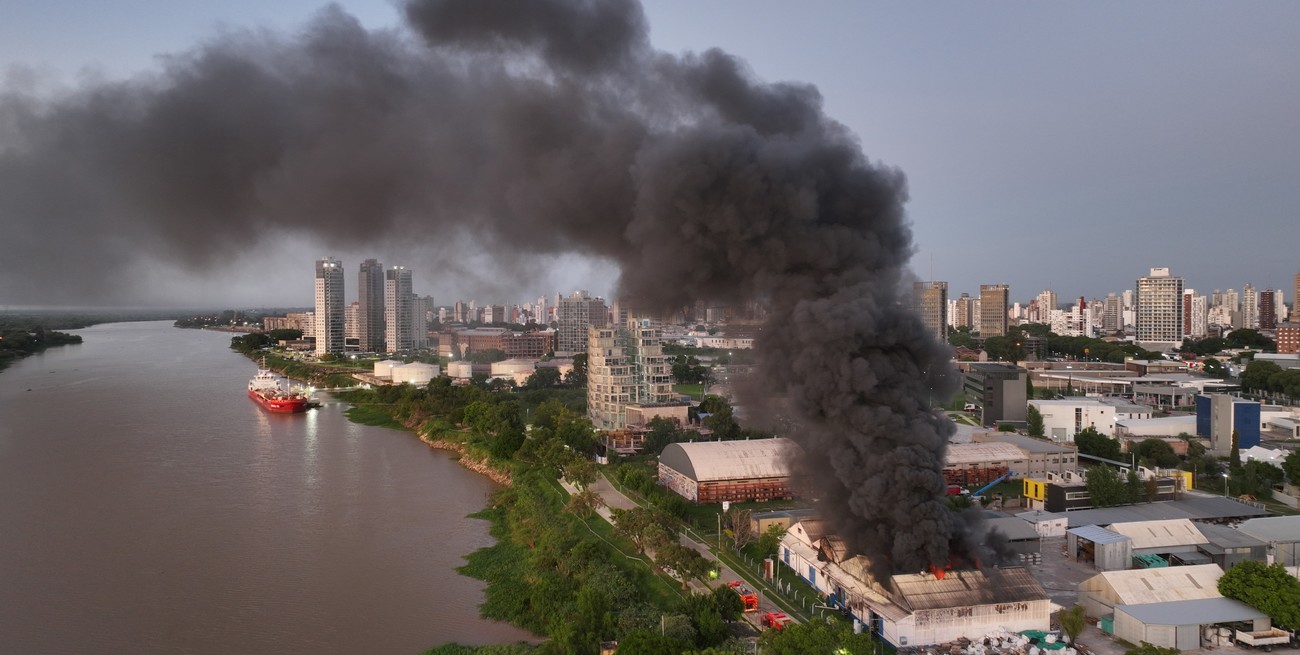 Investigan las causas del incendio en una planta fabril del puerto