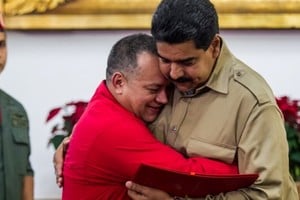 ¿Los logros del chavismo? Un país cada vez más pobre y más corrupto. No es ninguna casualidad o novedad que la Venezuela de Nicolás Maduro y de Diosdado Cabello -aquí en fraternal y efusivo abrazo- sea el país americano peor calificado de acuerdo a los parámetros de Transparencia Internacional. Crédito: Gentileza EFE