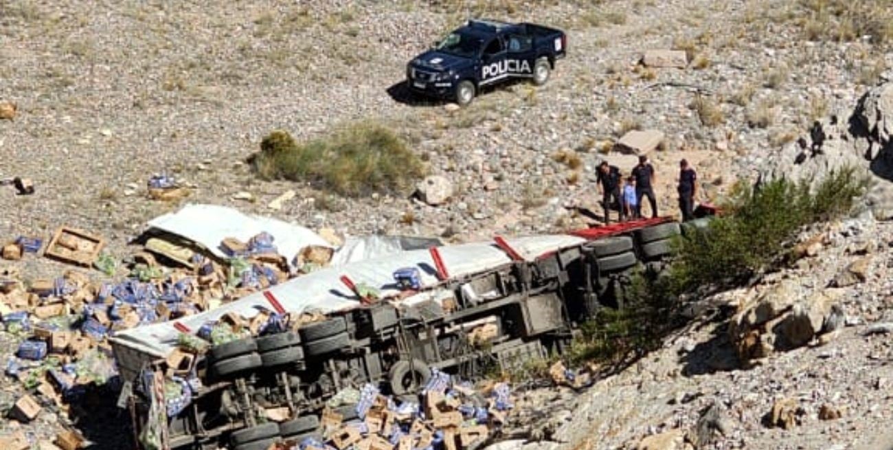 Un camión desbarrancó tras chocar con dos autos en la Ruta 7 de Mendoza
