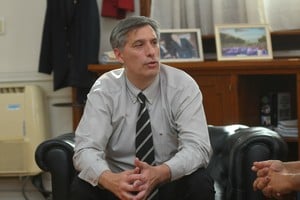 Pablo Olivares avaló el digesto junto a profesionales de Ciencias Económicas. Créditos: Manuel Fabatia