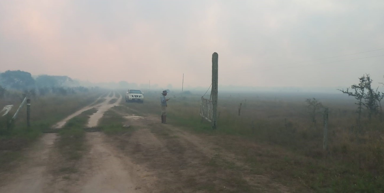 Bomberos combaten incendio de campo en Cacique Ariacaiquín