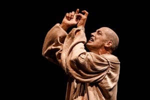 Audivert es feliz presentando, con una camisola, su maquillaje y sus tonos, mas sus gestos, y sus voluptuosas búsquedas de pájaros en el aire, eso que planteaba Shakespeare. Foto: Gentileza producción