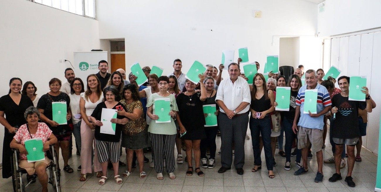 29 familias del cordón oeste recibieron los títulos de propiedad de sus viviendas