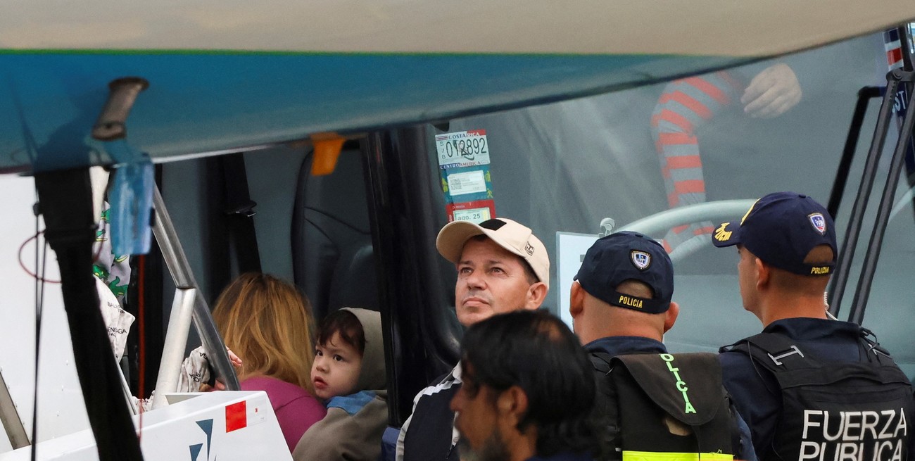 Costa Rica recibe 135 migrantes deportados desde Estados Unidos
