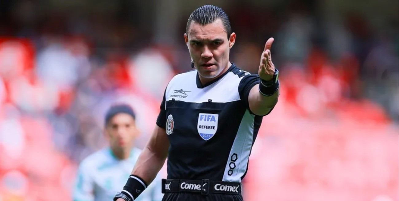 Un árbitro mexicano le pidió un autógrafo a Messi y fue sancionado