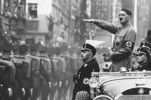 Desfile nazi liderado por Adolfo Hitler. El nacionalismo y la xenofobia llevados al peor de los extremos.