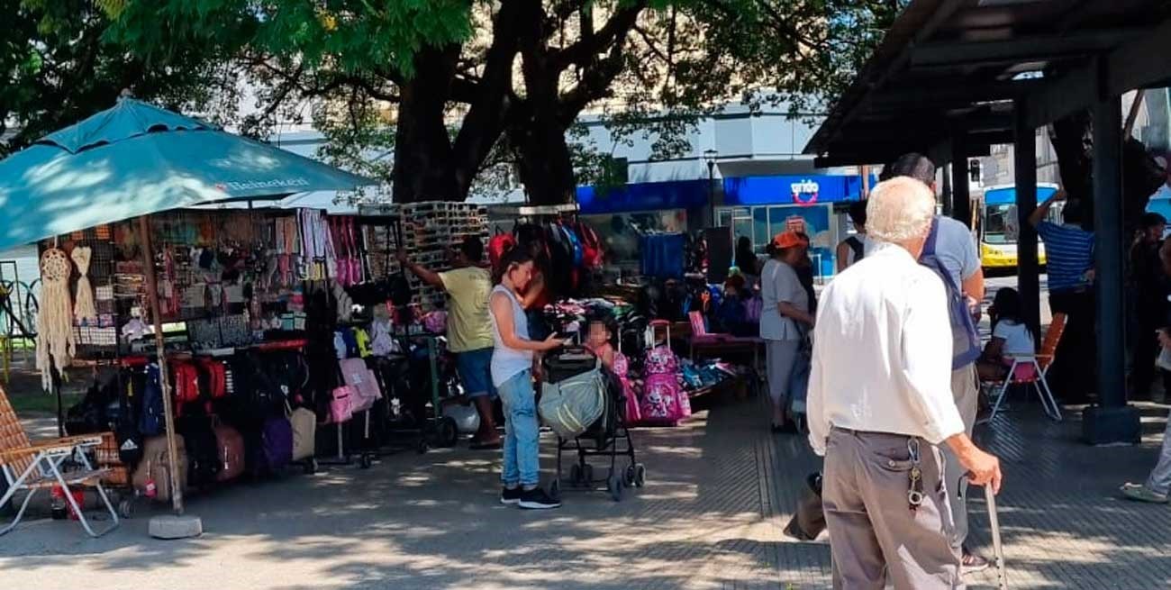 Notoria presencia de venta ambulante en la Plaza del Soldado