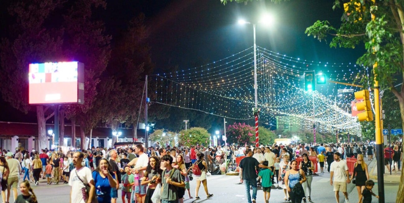 Noche de música y humor en la plaza San Martín de San Lorenzo