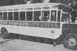 Un típico colectivo de los años '40, cuando Santa Fe crecía en tamaño y población. Foto: Archivo El Litoral
