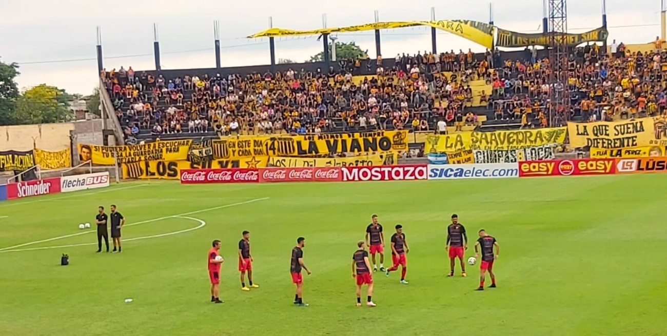 Con sol y más de 42 grados, Santiago del Estero es para la siesta y no para jugar al fútbol