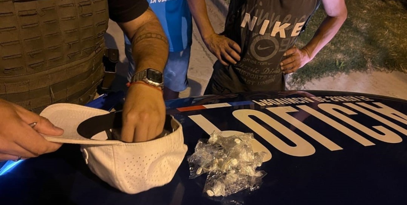 Puerto San Martín: Se puso nervioso porque lo seguían y al final llevaba 20 envoltorios de droga encima