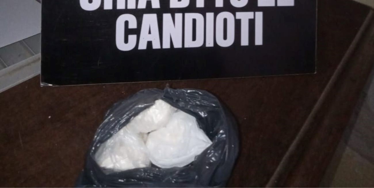 Persecución en Candioti: dos motociclistas huyeron y arrojaron droga en la ruta