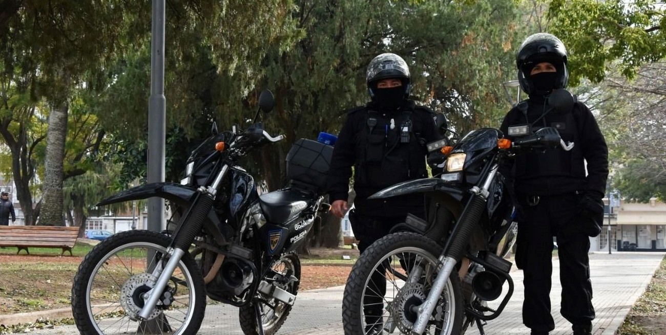 Pareja peligrosa: circulaban en moto con una menor y un arma escondida