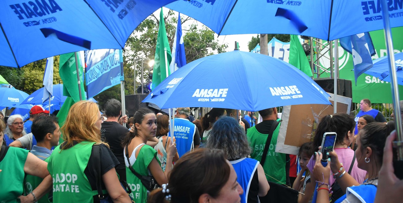 Docentes se expresaron en la calle: concentración frente a la Región IV de Santa Fe