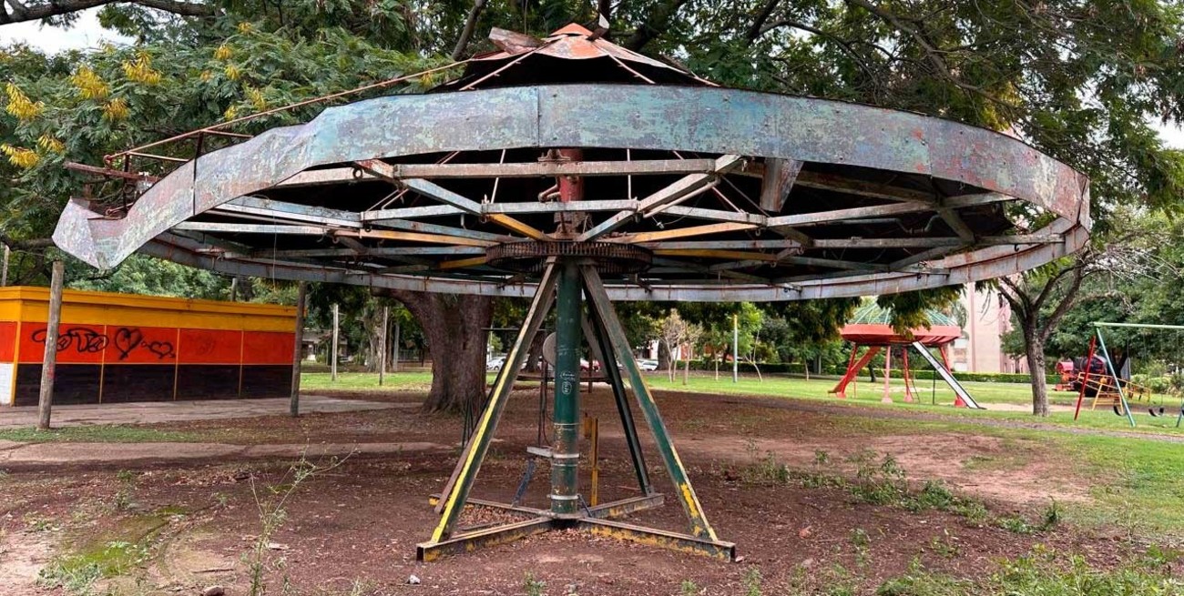 "Más vueltas que una calesita": la vieja estructura del parque de la Locomotora es un riesgo para los niños