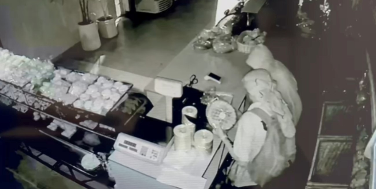 Robo y destrozos en una panadería de barrio Candioti