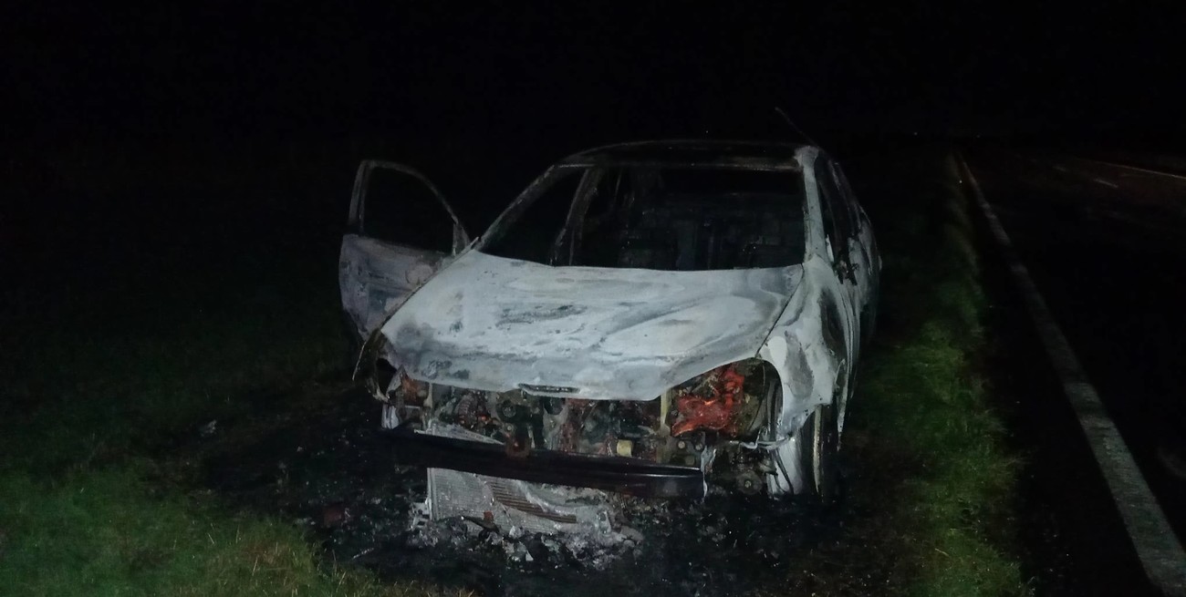 Conducía por la Ruta 34 en Clason cuando al parar en la banquina el auto se incendió completamente