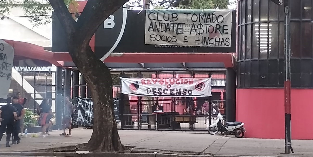 Clima caliente en Newell’s: hinchas tomaron el club pidiendo la renuncia de Astore y hubo incidentes