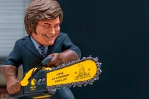 Javier Milei, representado motosierra en mano. El presidente y su impronta gestual desafiante y eufórica.