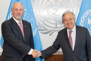 Ricardo Lagorio, ex embajador de Argentina en la ONU, junto al Secretario General, António Guterres. Crédito: ONU