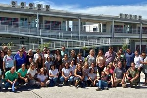 Docentes y directivos, delante la nueva escuela, tras la primera reunión plenaria de 2025.