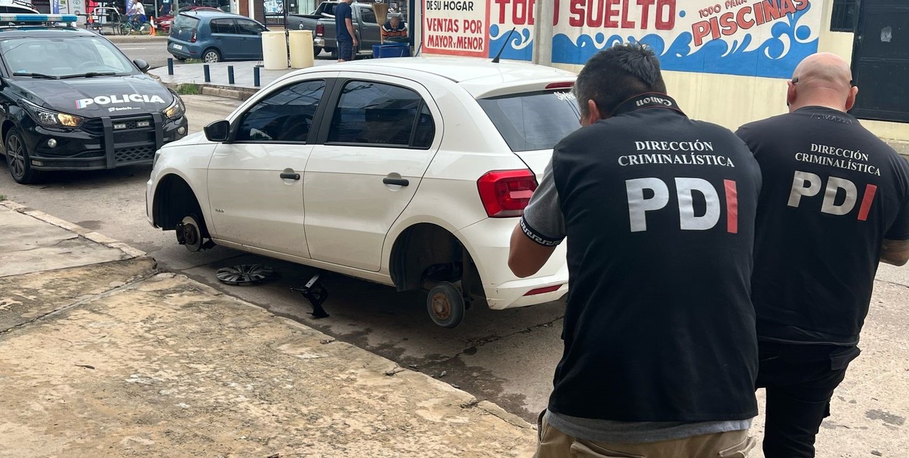 Barrio Barranquitas: le robaron el auto frente a su casa y lo hallaron sin ruedas a pocas cuadras