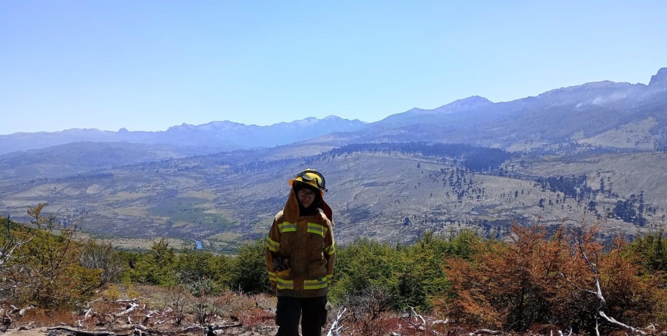 Una joven bombera corondina es parte de la Brigada Forestal de Bomberos en Junín de los Andes