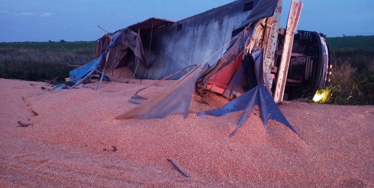 Un camión cargado con maíz volcó en la Ruta Provincial 10 cerca de uno de los ingresos a Gálvez