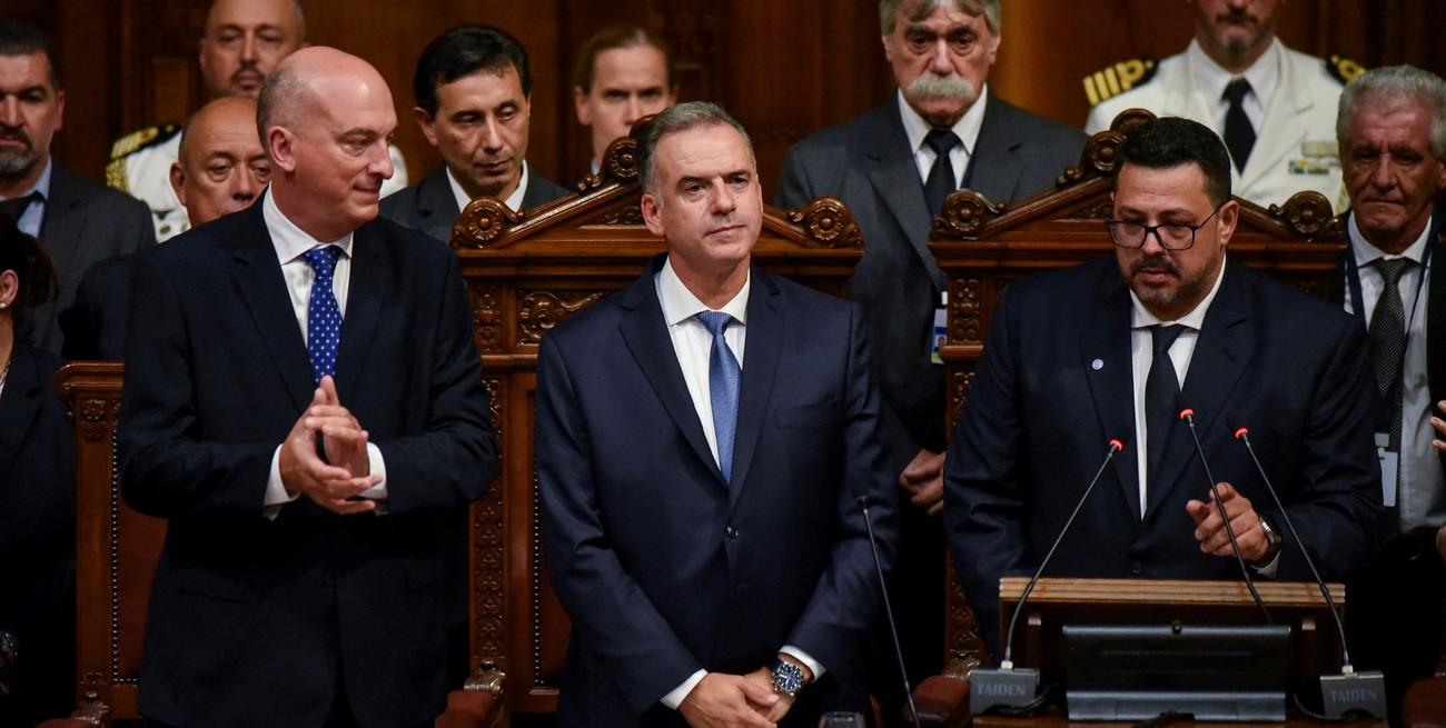 Orsi asumió la presidencia de Uruguay con promesas de crecimiento y lucha contra el crimen