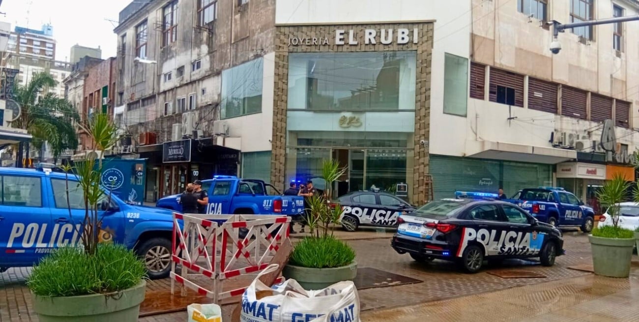 Un fuerte operativo policial sacudió la siesta en plena peatonal santafesina