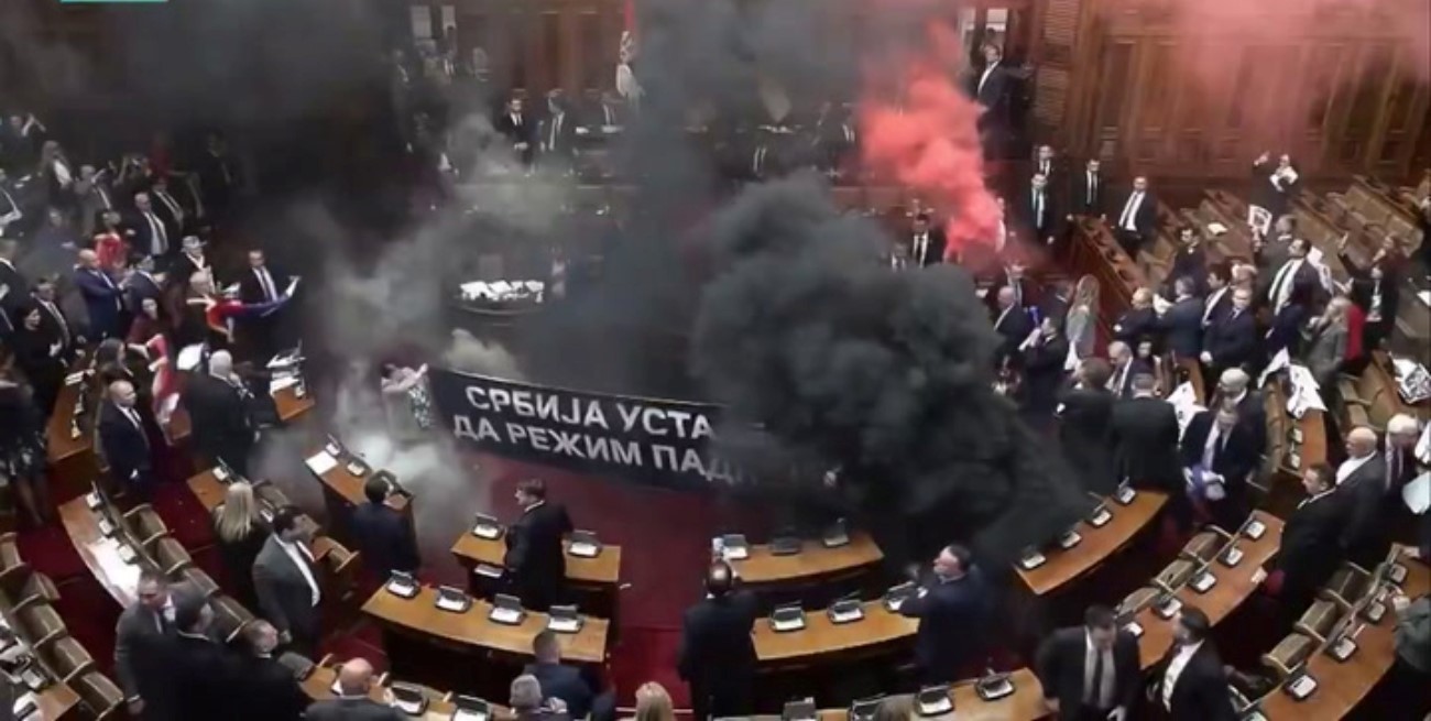 Escándalo en Serbia por gases y bombas de humo en pleno Parlamento