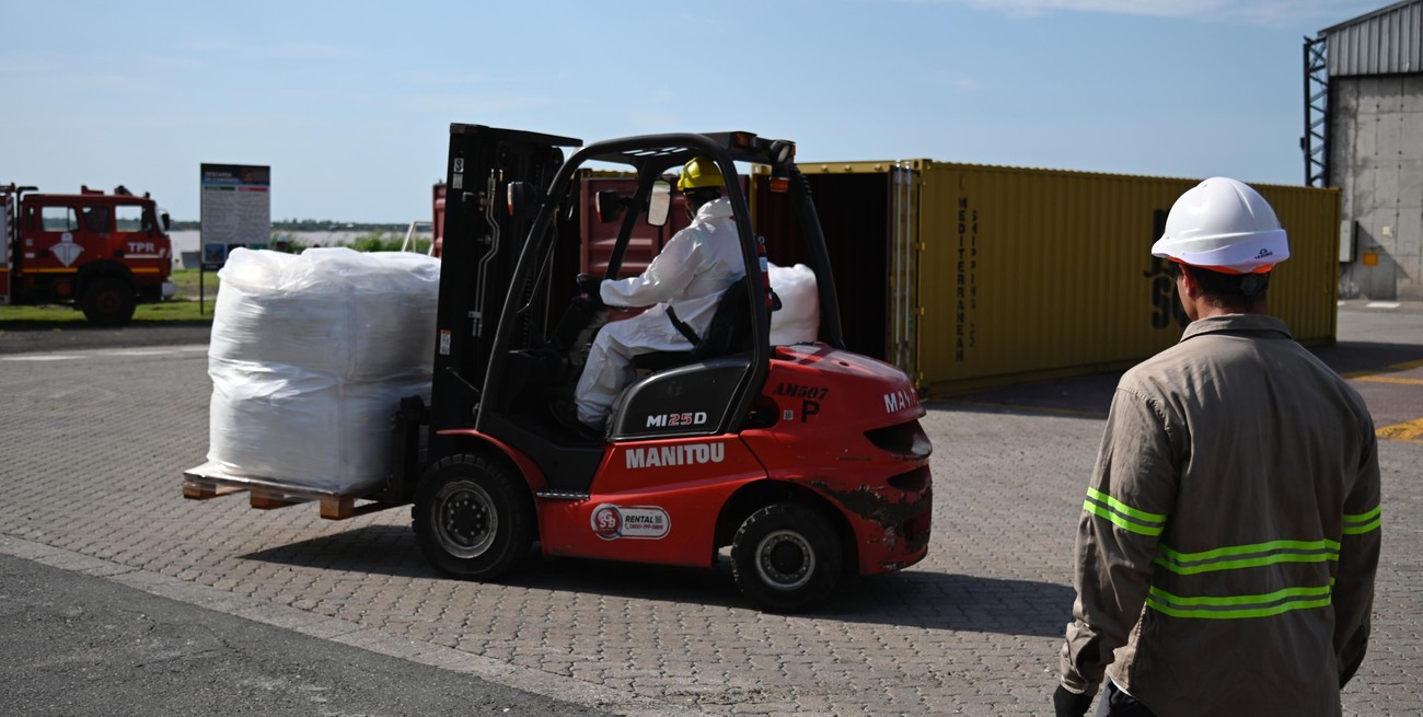 El gobernador supervisó el primer embarque de litio hacia China