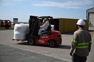 Los operarios realizaron la carga en contenedores del litio llegado desde Salta. Crédito: Marcelo Manera