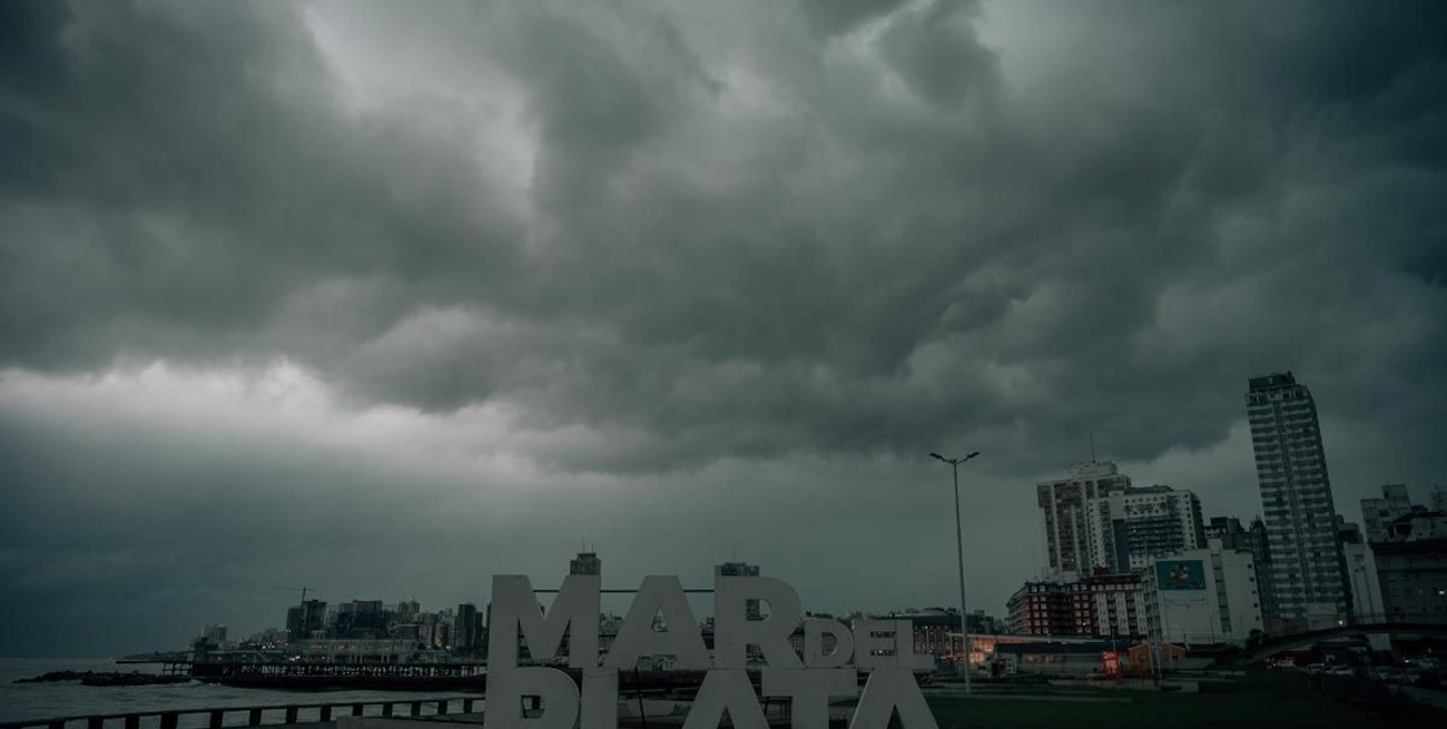 Video: una lluvia torrencial inundó calles céntricas, del paseo costero y de los barrios de Mar del Plata