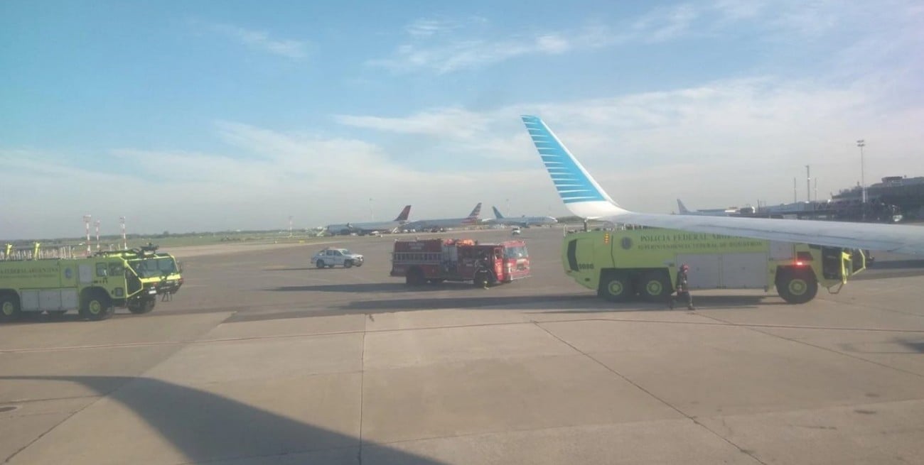 Video: un avión de Aerolíneas Argentinas aterrizó en "emergencia" por problemas en un motor
