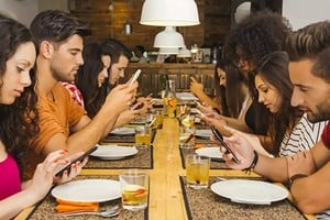 Para muchos jóvenes, la pantalla del celular es el moderno oráculo, la nueva fuente de sabiduría y respuestas proféticas.