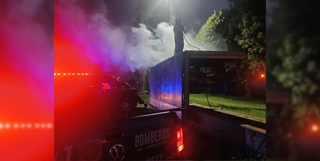 Incendio en una garita del tren urbano: las llamas consumieron un montículo de basura