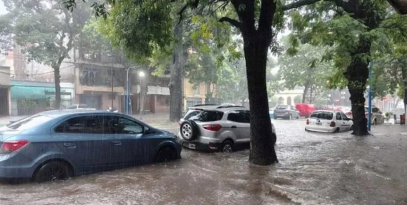 Caos e inundaciones en Tucumán: agua acumulada y destrozos tras temporal
