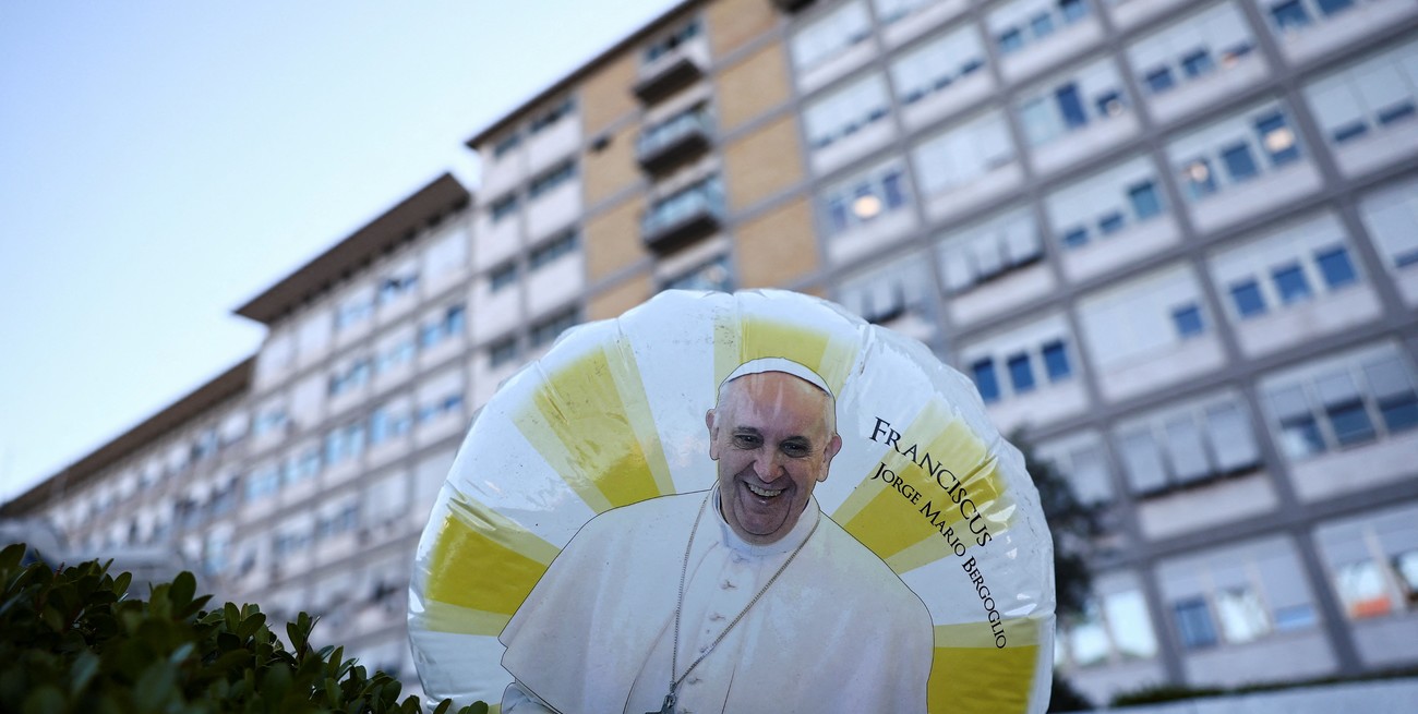 Mientras continúa su recuperación, Francisco advirtió sobre el avance de "poderes malignos" en el mundo