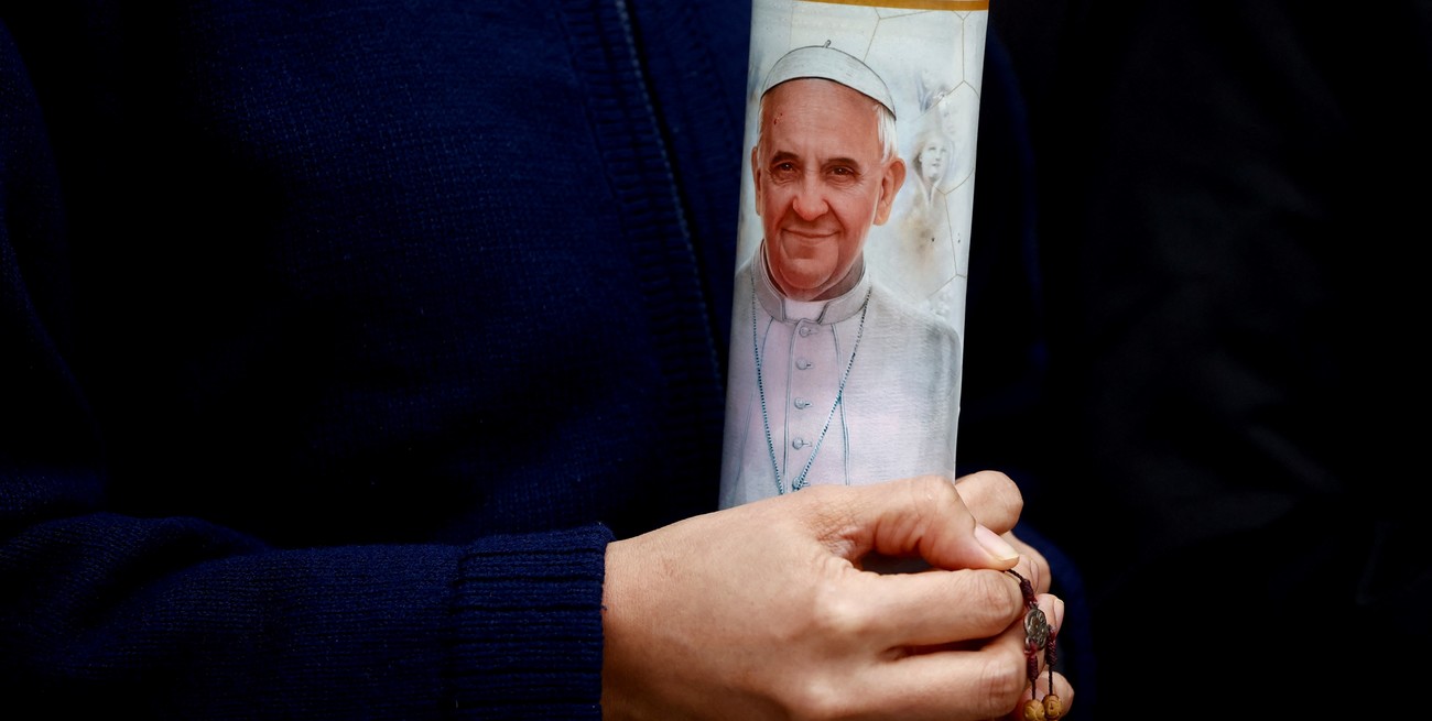 Mejora la salud de Francisco: el Vaticano informó que "salió del estado de gravedad"