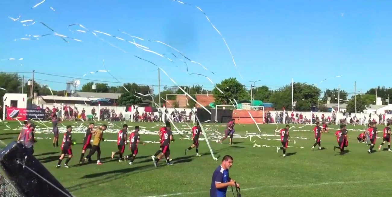 Liga Totorense: tiraron un rollo de papel, impactó en un jugador y tuvieron que operarle un testículo