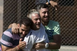 El ex Puma santiagueño Juan Manuel Leguizamón, con el protagonista principal de Espartanos, Guillermo Pfening, junto al paranaense Javier Ortega Desio.