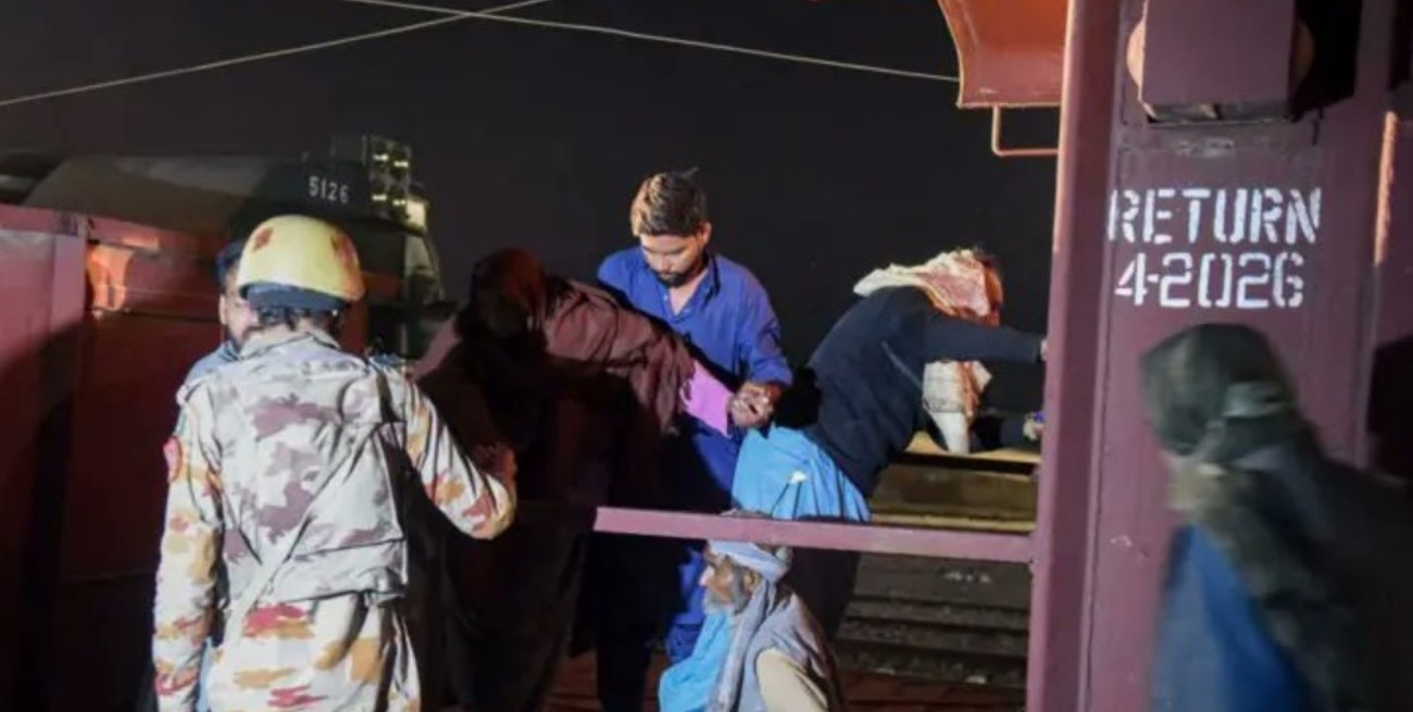 Rebeldes tomaron un tren de pasajeros en Pakistán: hay más de 200 rehenes