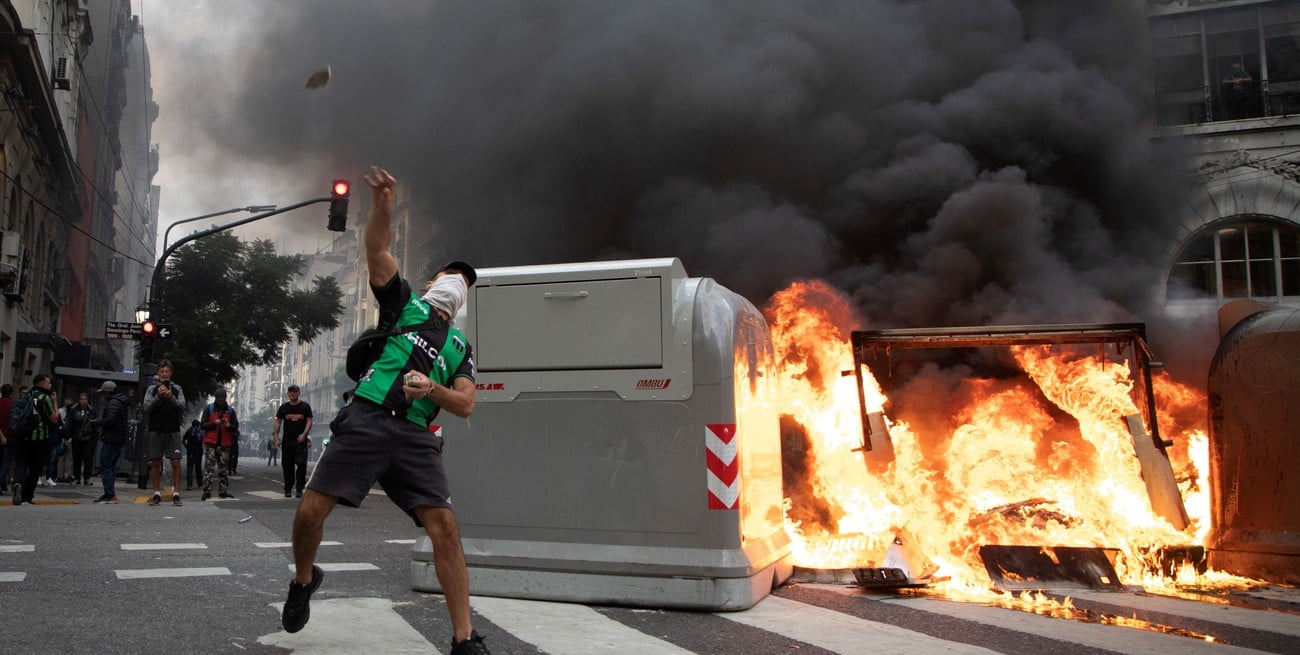 Día de violencia dentro y fuera del Congreso: agredieron a una jubilada, hirieron a un fotógrafo y hubo cacerolazos