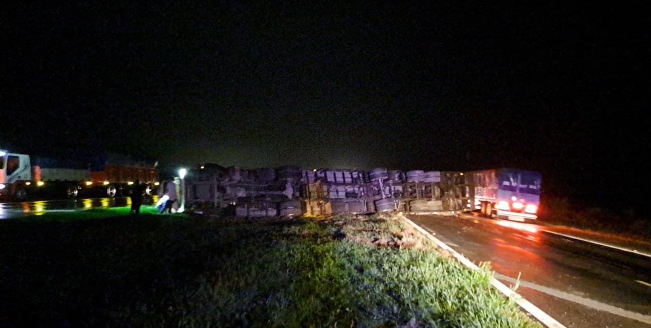 Un camión quedó cruzado en el camino durante toda la noche, luego de volcar en la Autopista