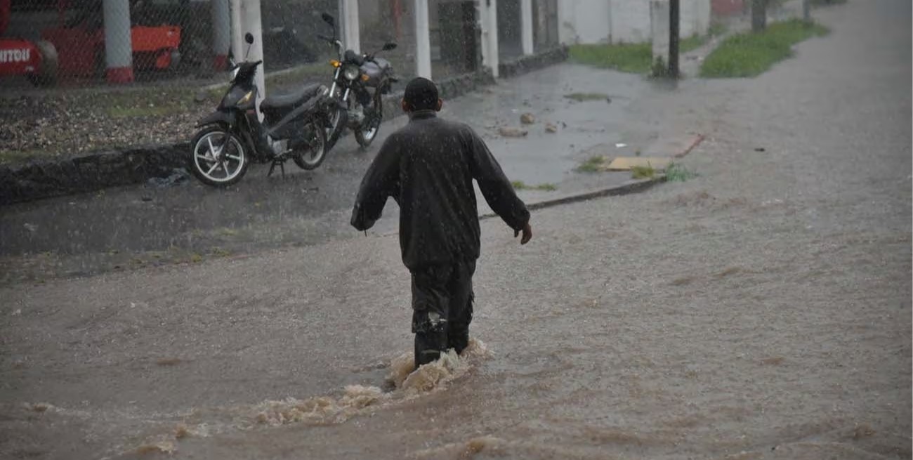 Córdoba: inundaciones, calles anegadas y un herido tras el derrumbe de un bache
