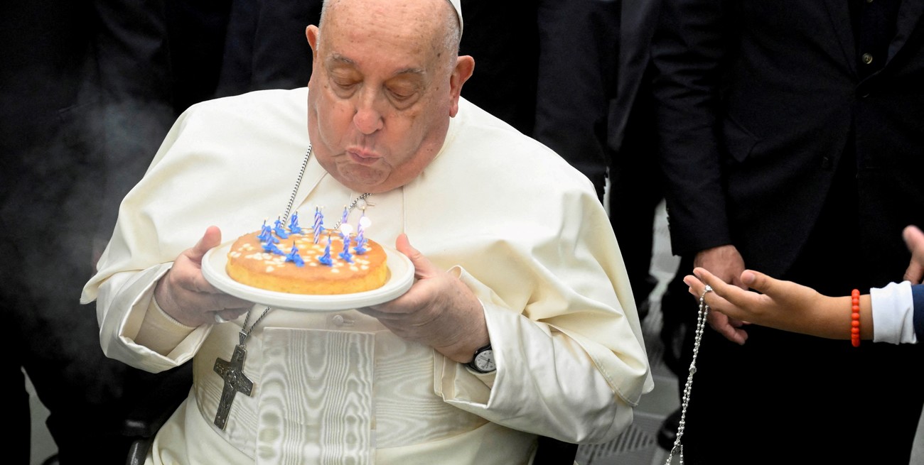 El papa Francisco se encuentra estable y recibió una torta en el Gemelli por sus 12 años de pontificado