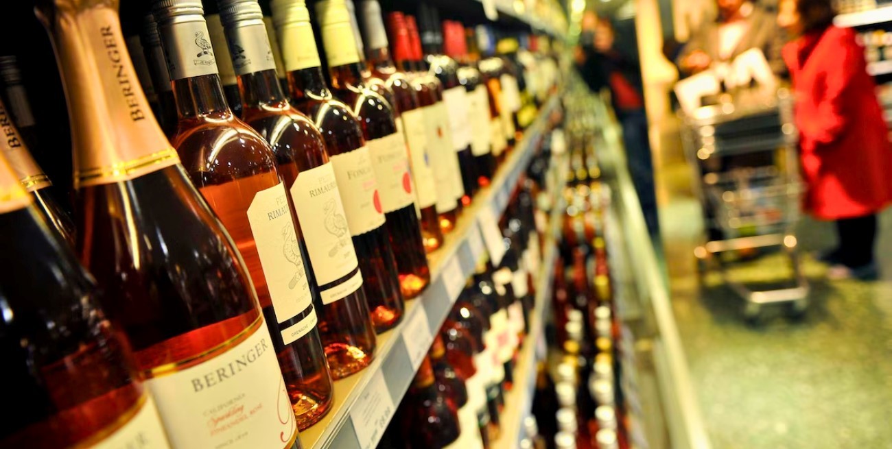 Trump amenaza con imponer un arancel del 200% a productos alcohólicos de la Unión Europea